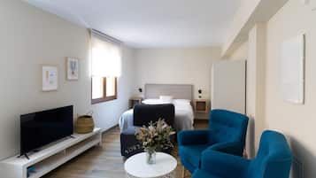 Tabla de planchar con plancha, wifi, ropa de cama