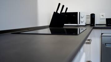 Refrigerador, microondas, cafetera/tetera, utensilios de cocina