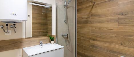 Douche, séchoir à cheveux, serviettes fournies