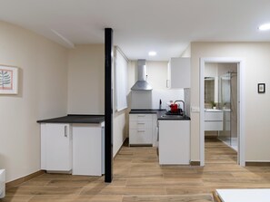 Kjøleskap, mikrobølgeovn, kaffetrakter/tekoker og kjøkkenutstyr