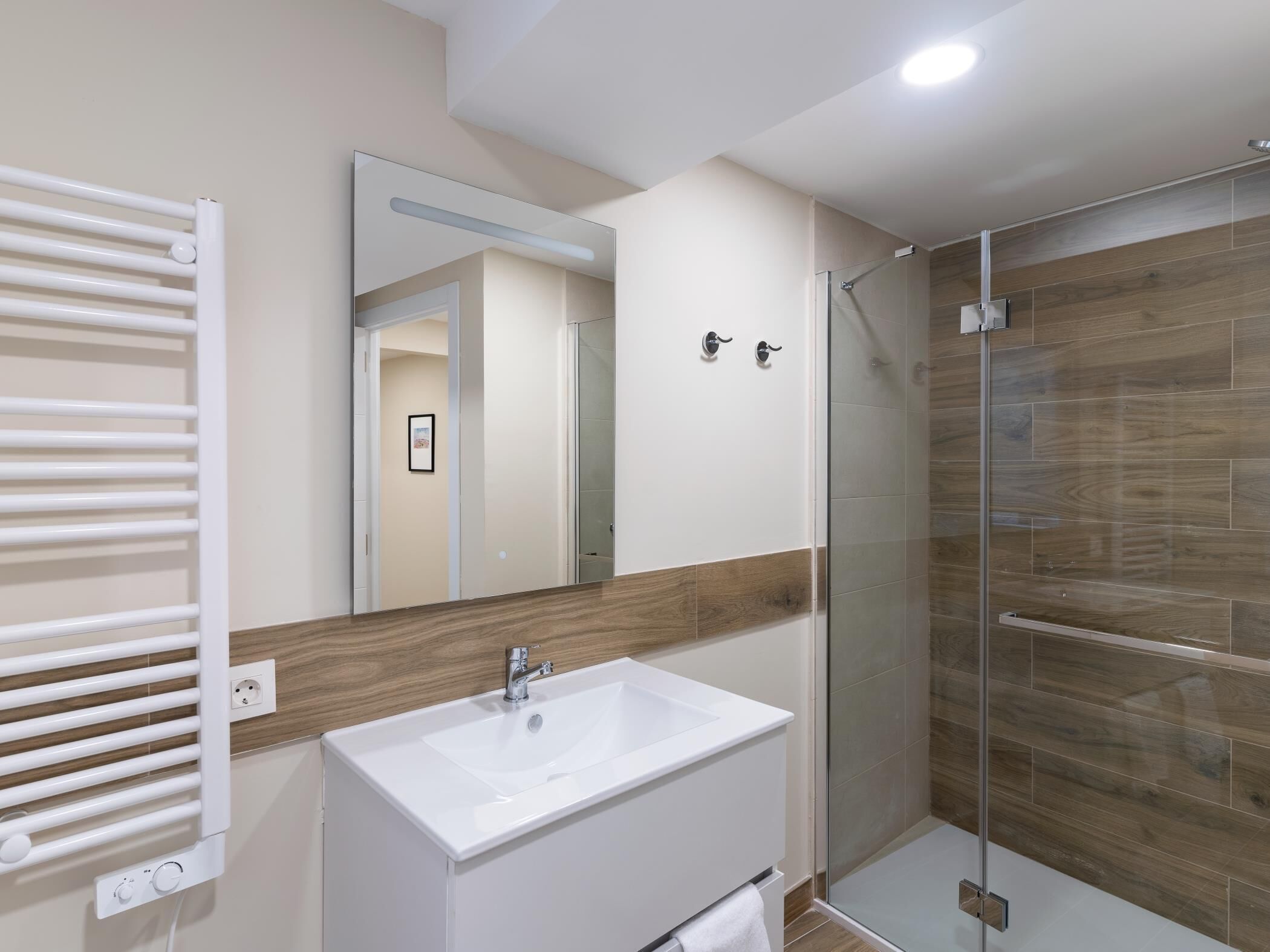 Ducha, secador de pelo y toallas