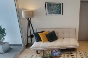 Smart TV, books, stereo