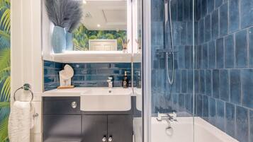 Ensemble douche/baignoire, sĂšche-cheveux, peignoirs, serviettes fournies
