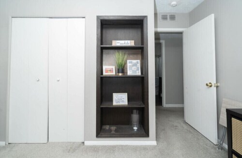 Metro Airport Suite located near busy streets and highways! ASK ABOUT CAR RENTAL