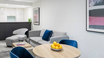 Apartamento, 1 quarto | Área de estar | Smart TV