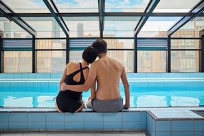 Una piscina cubierta