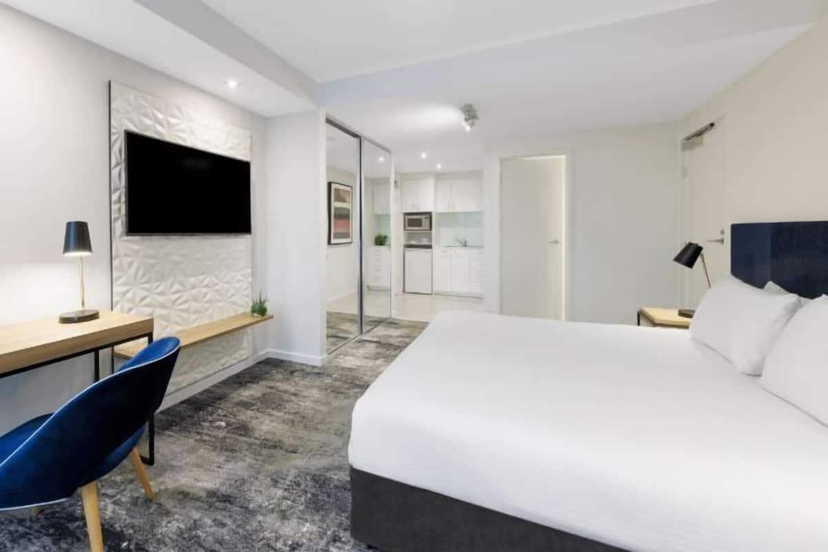 1 bedroom, premium bedding, in-room safe, desk