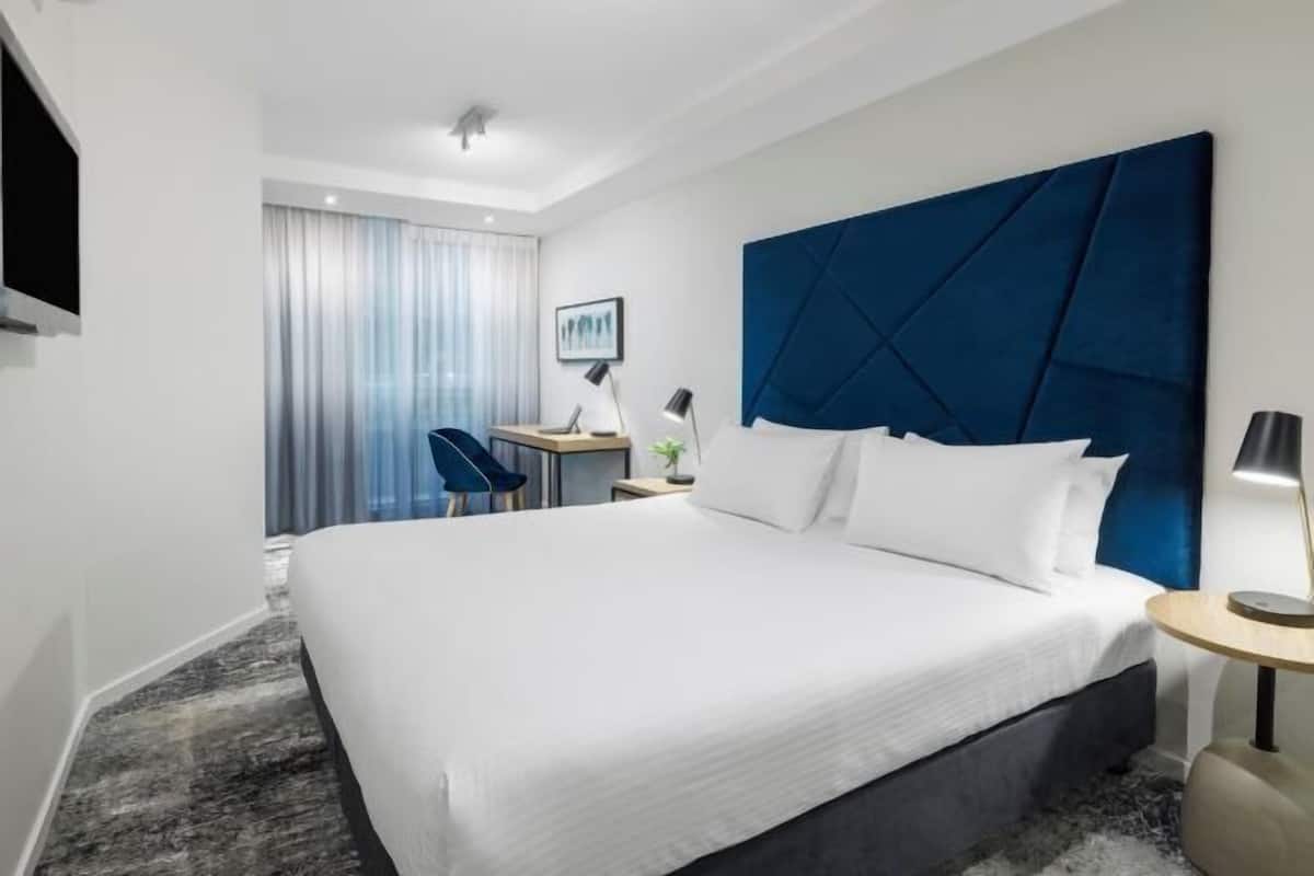 1 bedroom, premium bedding, in-room safe, desk