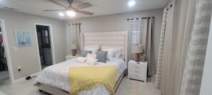 2 chambres, bureau, fer et planche à repasser, lit parapluie