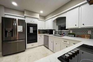 ثلاجة، ميكروويف، فرن، موقد طهي مسطح