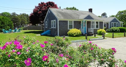 Beach family gateway, modern 5BR, walk to the beach, big yard, firepit