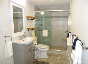 Combined shower/tub, towels - Beach family gateway, modern 5BR, walk to the beach, big yard, firepit (Dennis)