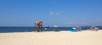 Beach family gateway, modern 5BR, walk to the beach, big yard, firepit