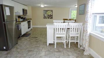 Micro-ondes, four, lave-vaisselle, grille-pain