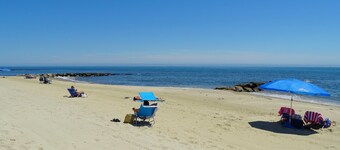 Beach family gateway, modern 5BR, walk to the beach, big yard, firepit