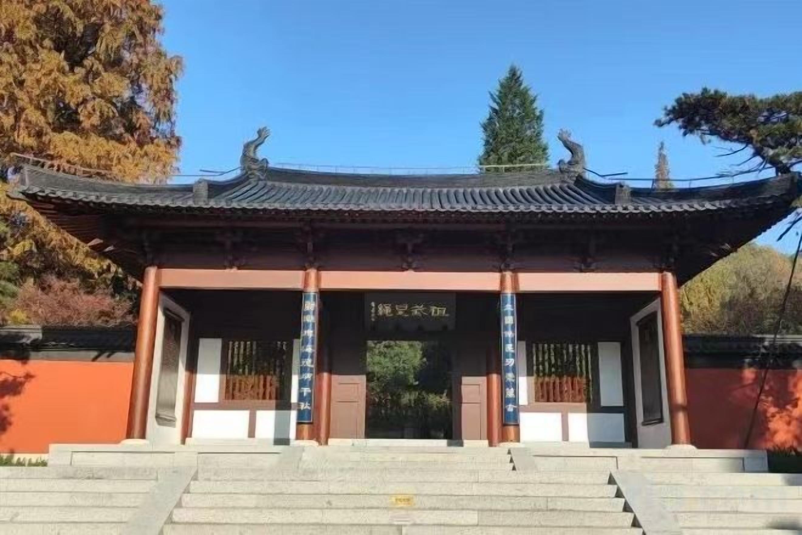 Ein traditionelles koreanisches Tor mit einem Ziegeldach und einem Schild über dem Eingang.