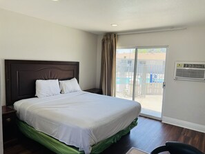 Basic Room, 1 King Bed | Free WiFi, bed sheets - Lanai Motel (Alhambra)