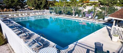 Alberca techada y alberca al aire libre