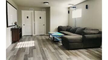 Smart TV, chimenea, reproductor de DVD y libros