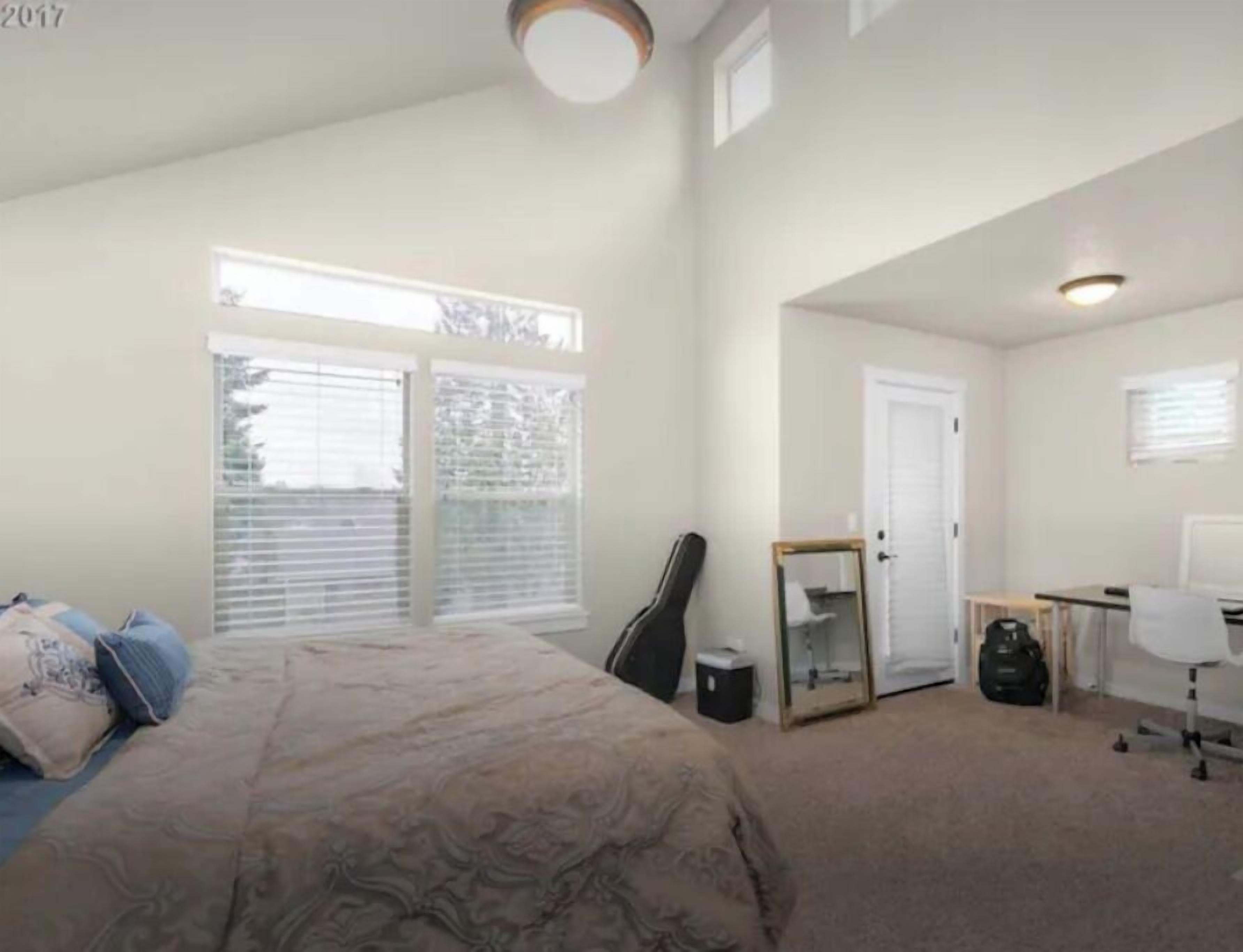 3 bedrooms, desk, iron/ironing board, travel crib