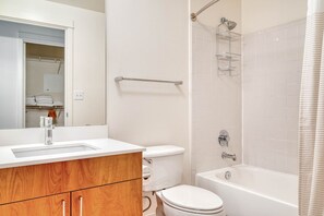 Een haardroger, handdoeken