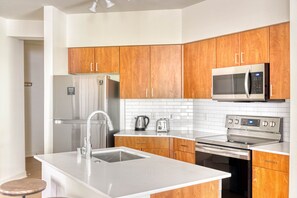 Réfrigérateur, micro-ondes, four, lave-vaisselle