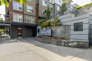 Exterior - Stunning Bellevue 2BR w/ Gym, W/D & Lounge, near Shops, by Blueground (Bellevue)