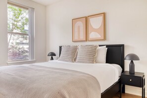 2 slaapkamers, een strijkplank/strijkijzer, wifi, beddengoed