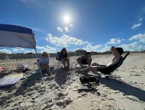 Ligstoelen aan het strand
