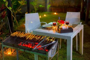 Outdoor dining - Private pool villa mountain view  (Tambon Chalong)