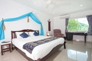 6 Schlafzimmer, Zimmersafe, Schreibtisch, Bügeleisen/Bügelbrett