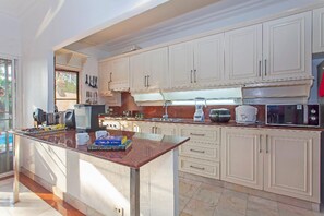 Kylskåp, mikrovågsugn, ugn och spishäll