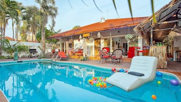 Una piscina al aire libre