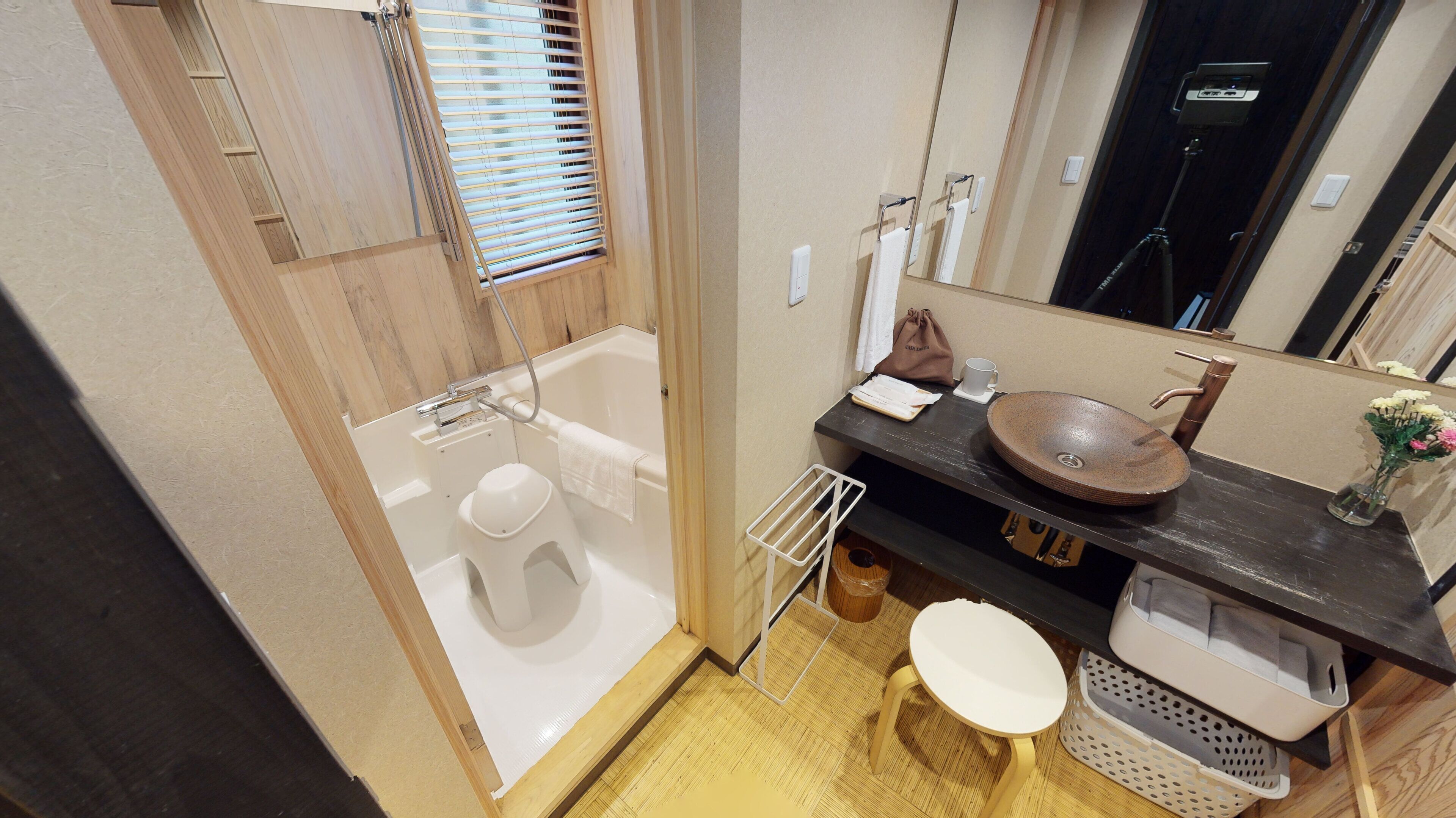 Combined shower/bathtub, towels