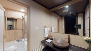 Combined shower/bathtub, towels - Kiyomizu Ryomazakasou (Kyoto)