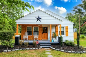 A small, single-story house with a white exterior and a prominent star on the front. - ⭐️CASA MARIA⭐️⛳️📚🏥🏟🌮🐕 (Greensboro)