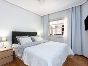 1 slaapkamer, een strijkplank/strijkijzer, internet, beddengoed