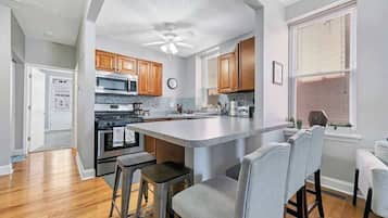 Réfrigérateur, four à micro-ondes, un four, surface de cuisson