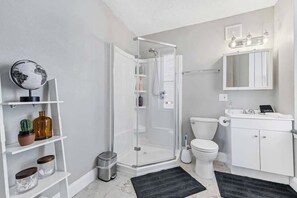 Combined shower/bathtub, hair dryer, towels, soap