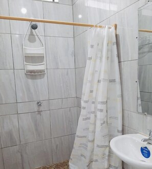 Regadera, toallas, jabón, shampoo 