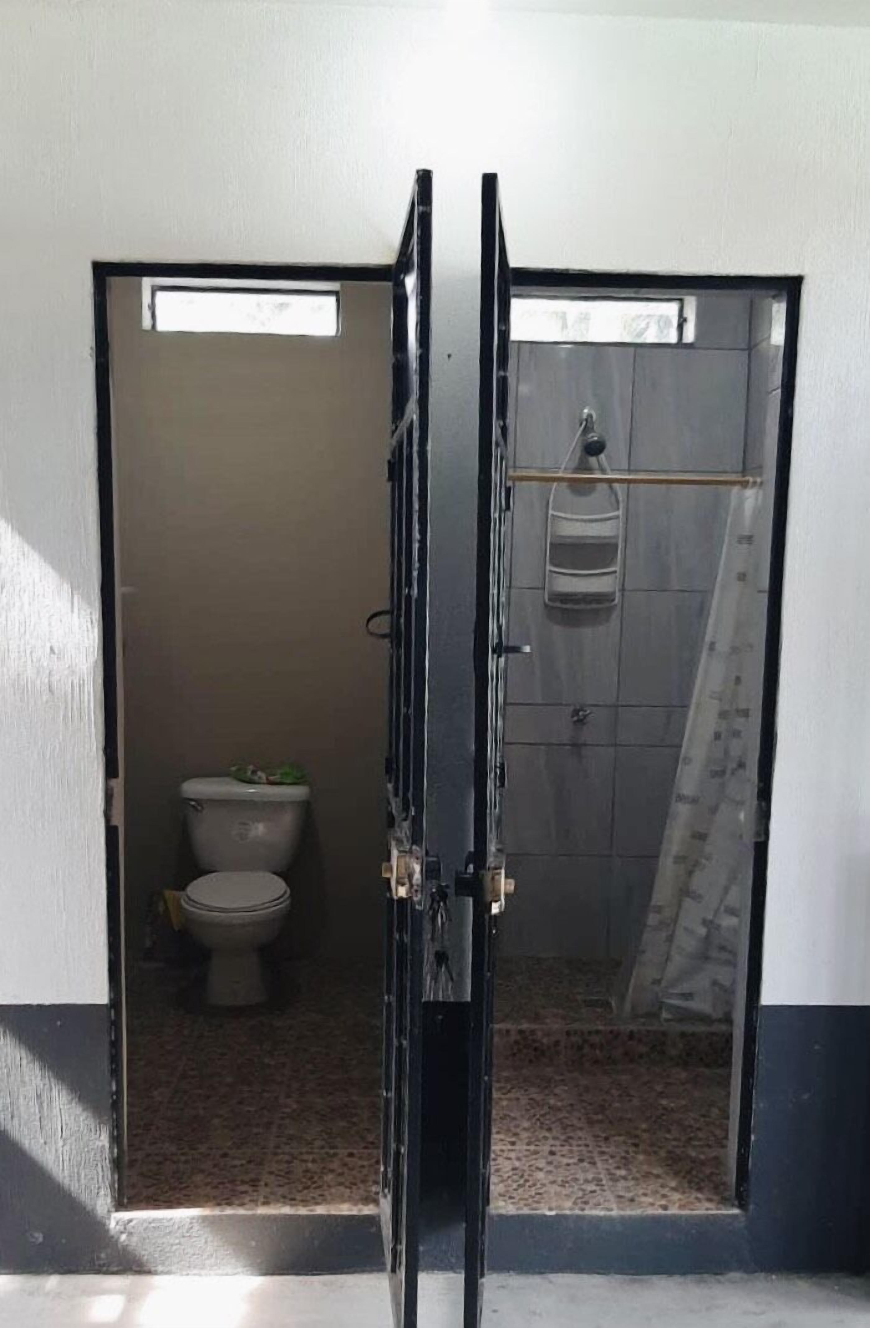 Een douche, handdoeken, zeep, shampoo