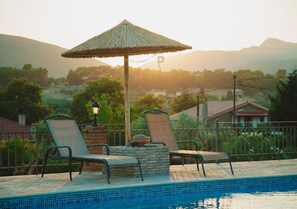 Terrace/patio - Τraditional house with pool and fire place (Τρίκορφο)