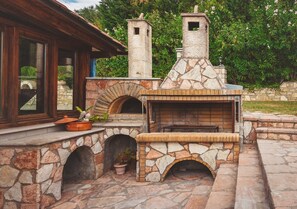 Property grounds - Τraditional house with pool and fire place (Τρίκορφο)