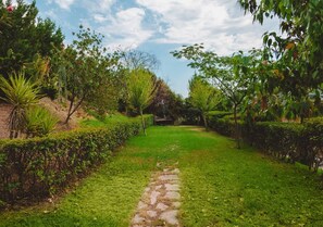 Property grounds - Τraditional house with pool and fire place (Τρίκορφο)