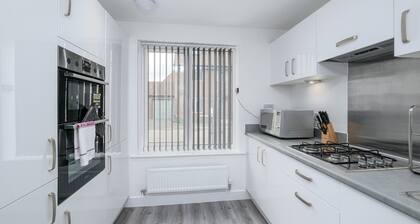 Modern 5 Bedroom 3 Bathroom Serviced House Aylesbury with parking