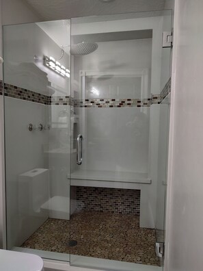 Ensemble baignoire-douche, séchoir à cheveux, serviettes fournies, savon
