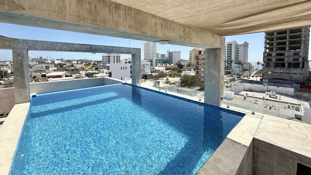 A rooftop pool with a clear view of the cityscape. - Departamento a una cuadra de la playa by Gpsrentas (Mazatlán)