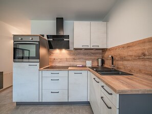 Kjøleskap, ovn, kokeplater og oppvaskmaskin