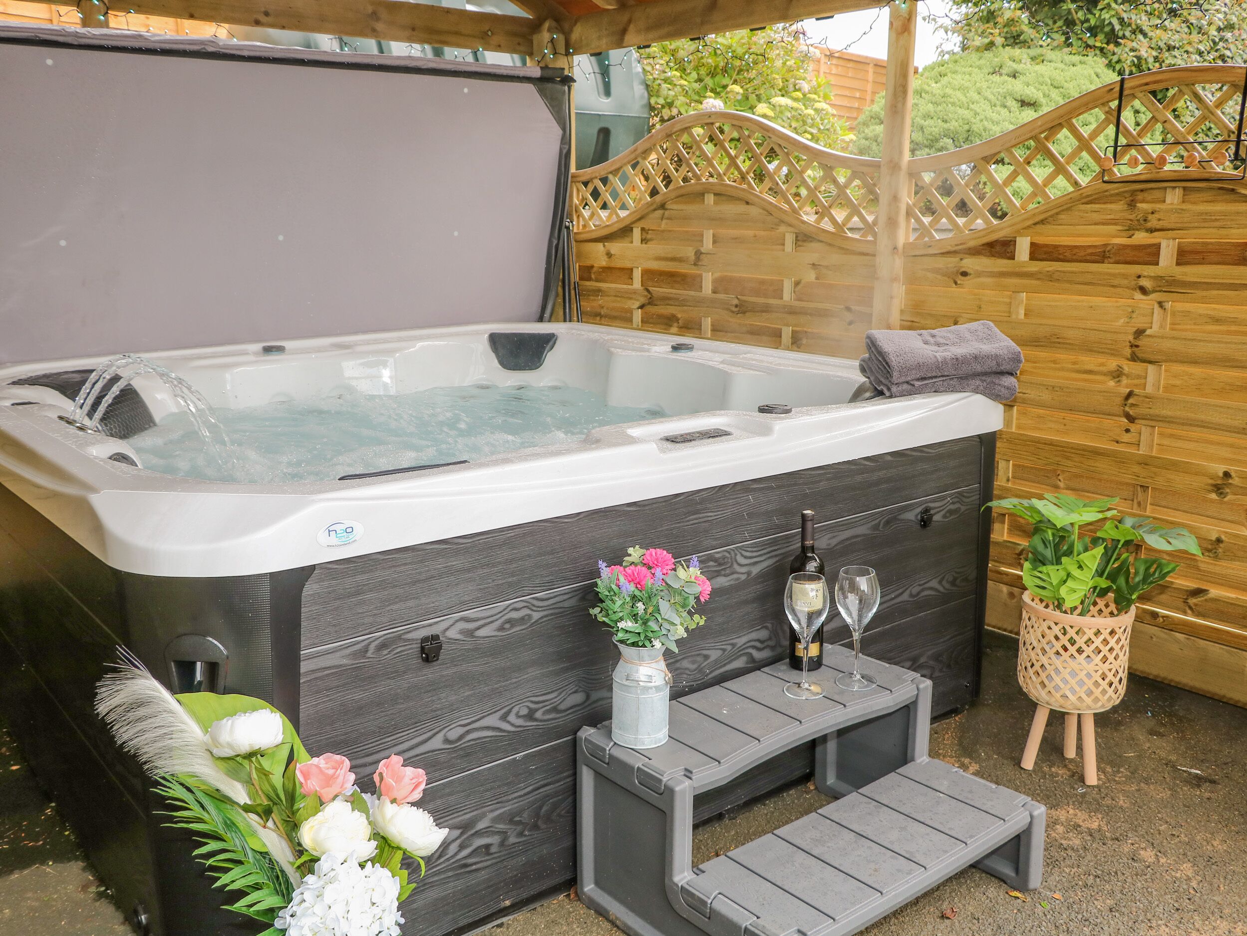 Outdoor spa tub