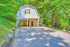 Exterior - Secluded Chattanooga Getaway w/ Deck + Yard! (Chattanooga)
